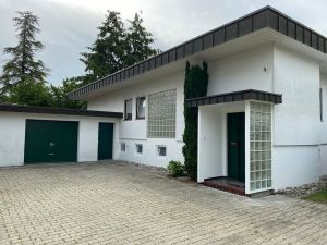 Vorderansicht Haus mit Eingang rechts und Garage links