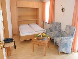 Wohnschlafraum mit Doppelbett