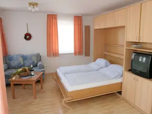 Wohnzimmer mit Schrankbetten