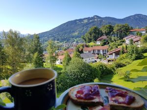 Frühstücken mit Blick auf das Bergpanorama