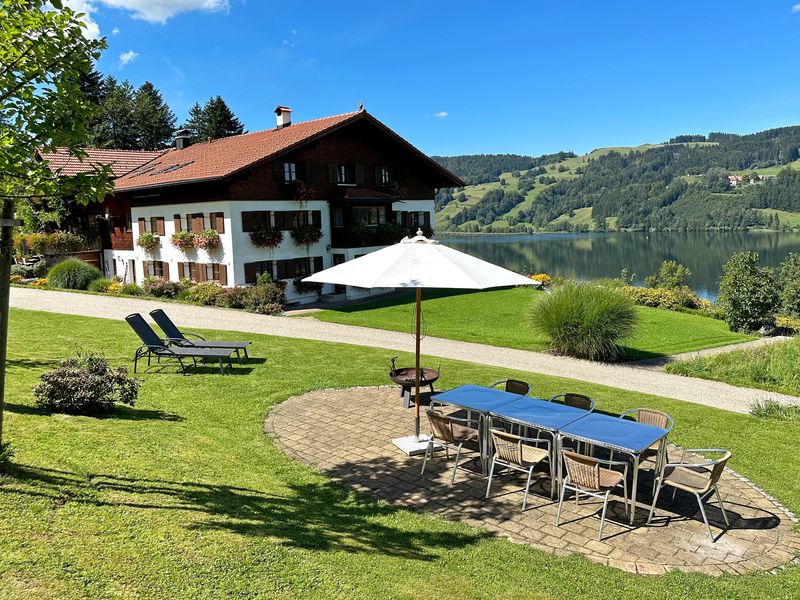 Haus mit See und Terrasse