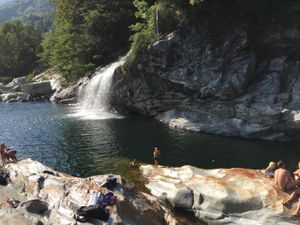 Baden in der Maggia, Melena, in kleinen und grossen Naturpools