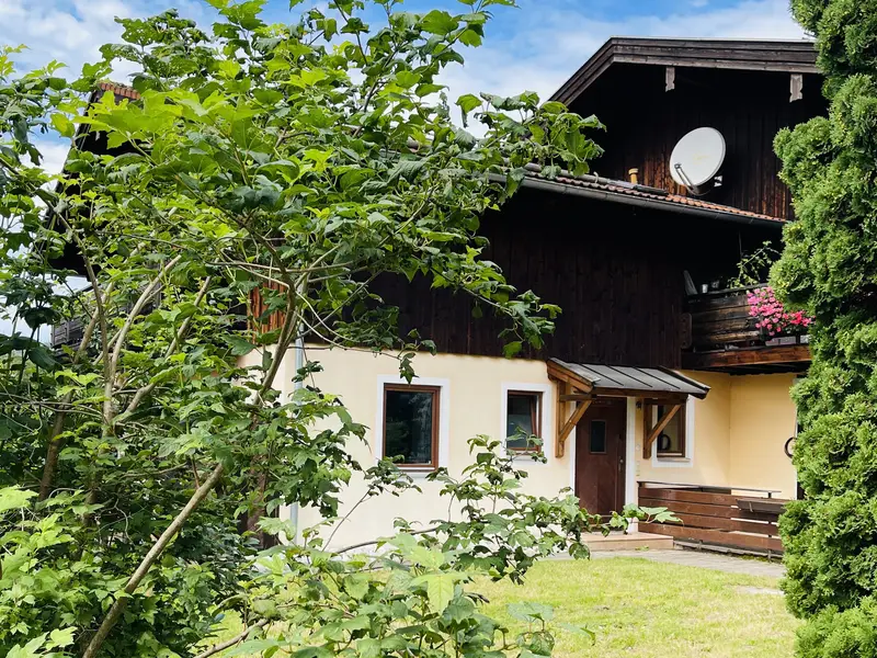 Außen Ansicht - Eingang und Garten Außen Ansicht - Eingang und Garten