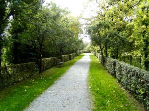 Herrenweg entlang der Burgbefestigung