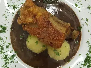 Schweineschäufele, Klößen und Biersoße Schweineschäufele, Klößen und Biersoße