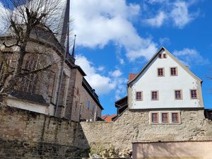 Blick auf Burg 1 mit Stadtmauer und Kirche