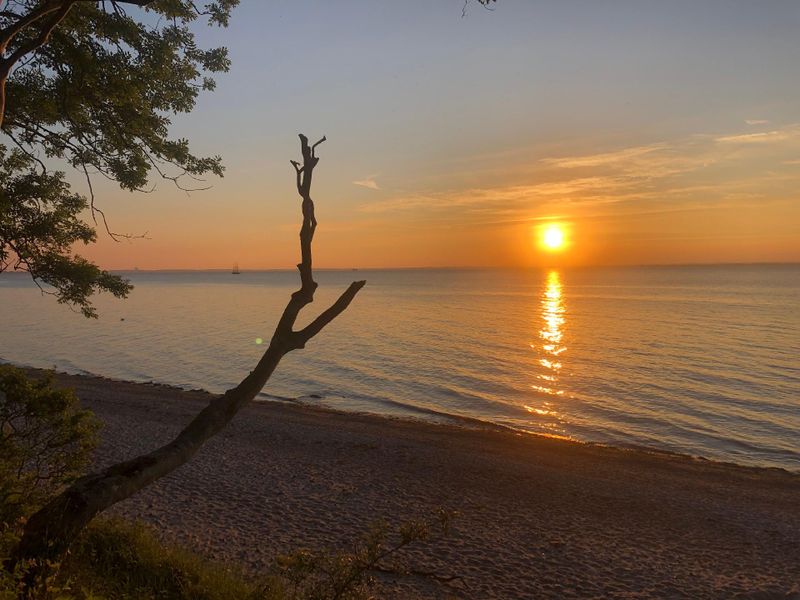 Ort allgemein. Sonnenuntergang am Strand von Groß Schwansee