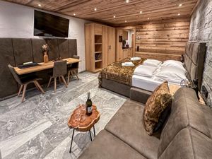 Schlafzimmer und Essbereich im alpinen Stil