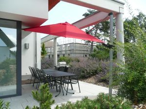 Terrasse mit Sonnenschirm, Elektrogrill und Metall-Gartenmöbel