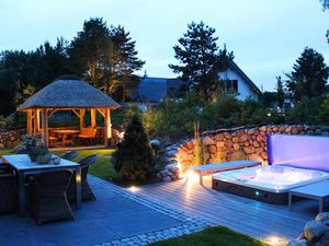 große Terrassen, Pavillon  und Pool...abends mit Ambiente-Beleuchtung