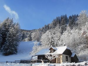 Außenansicht des Gebäudes. Die Umundumhütte an einem herrlichen Wintertag