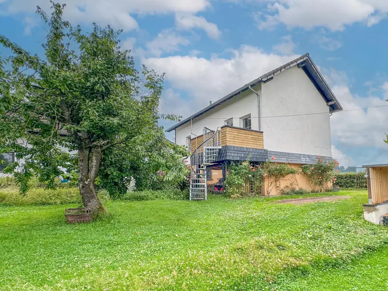 Außenseite Ferienhaus [Sommer]