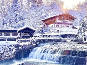 große Fewo im Alpen-Landhaus zwischen Berge und Bach in Kiefersfelden, in den Alpen in Bayern, im Winter