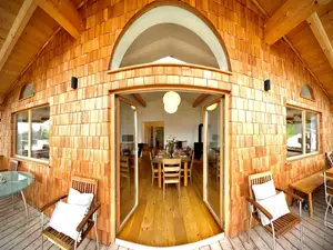 Der geräumig Balkonfreisitz  mit Sicht in die Fewo zwischen Berg und Bach in KIefersfelden - Weitwinkelaufnahme