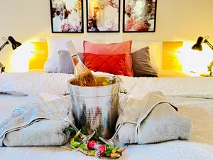 dieses gemütliche Schlafzimmer hat einen eigenen kleinen Balkon mit wildromantischem Blick auf die Felswand,