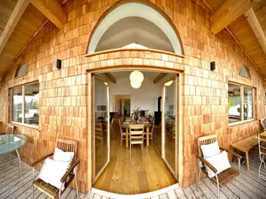 Blick  in den gemütlichen Wohnbereich der Fewo Bachperle mit Balkon