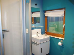 Bad mit Dusche/WC und Handtuchtrockner und Fenster