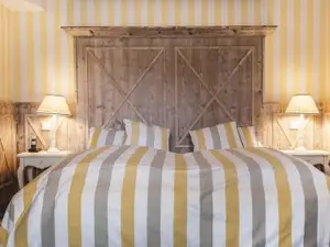 Separates Schlafzimmer mit Doppelbett