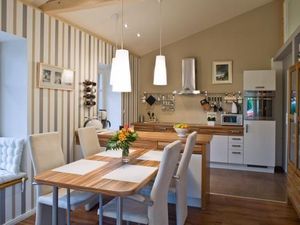 Küche mit Esstisch und 4 Stühlen