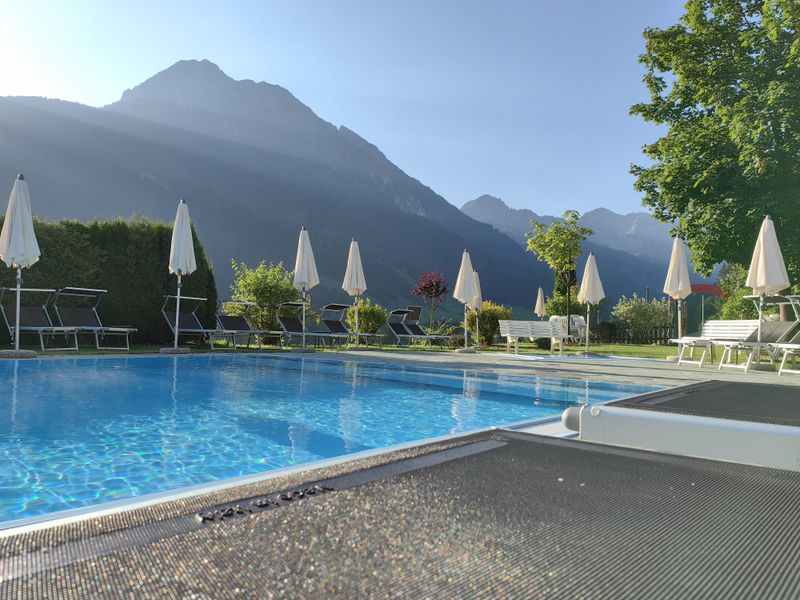 Freibad mit beheiztem Außenpool, Bergblick - 3 min