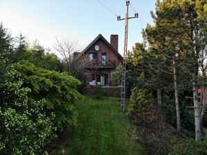 Haus und Grundstück im Frühsommer.