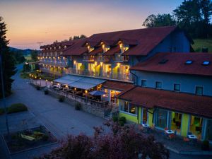 Hotel bei Nacht