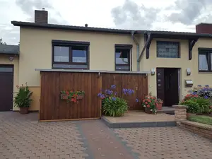 Blick auf das Haus mit Fahrradschuppen und Gästeparkplatz