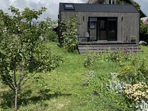 Blick vom Garten auf das Tiny House Blick vom Garten auf das Tiny House