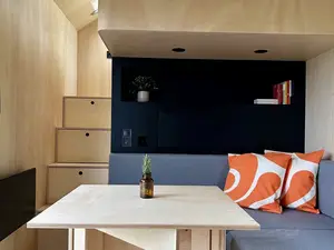 Wohn- und Essbereich mit ausklappbarem Tisch