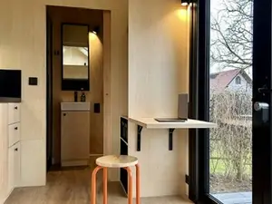 Arbeitsplatz und Garderobe