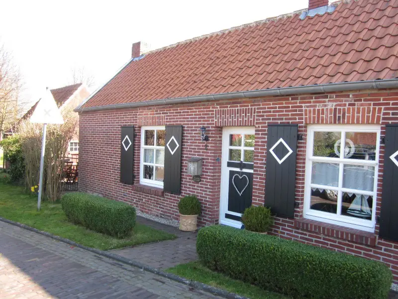 Freihstehendes Ferienhaus mit  Holzterrasse auf eingezäuntem Grundstück