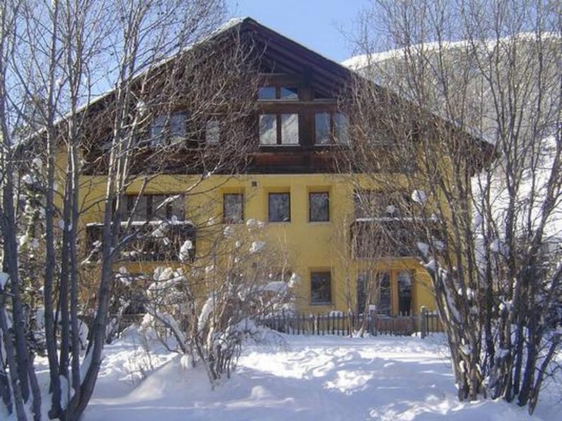 Hausansicht Südost Wohnung im ersten Stockwerk rechts mit Balkon