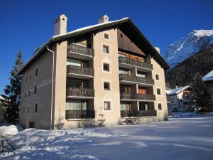 Die Wohnung befindet sich auf der Südseite (1.Stock). Das Haus liegt in nächster Nähe zu Loipe und Bushalt.