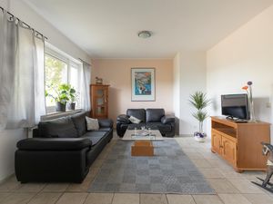 gemütlicher Wohnraum mit Sofas und Fernseher