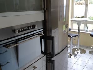 Küchenzeile mit Mikrowellenbackofen und Kühl- Gefierkombination