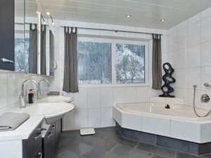 Badezimmer mit Eckbadewanne