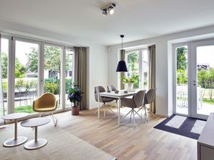 Wohn-Essbereich mit Esstisch, Sitzgelegenheit und Blick nach draußen