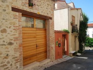 L'entrée indépendante dans la rue du puig