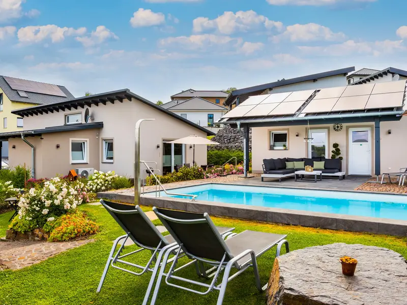 eifelia-Ferienäuser mit Pool und Poolhaus