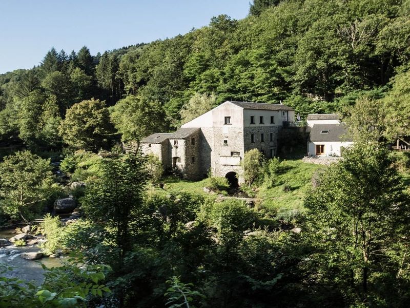 Nord-Ost-Seite der Mühle vom gegenüberliegenden Ufer gesehen