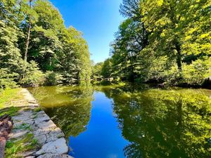 Damm und Stausee der Mühle. Baden im Sommer!