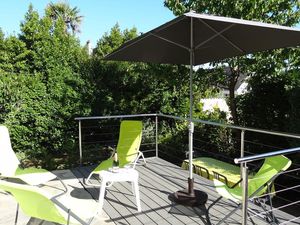 Terrasse. Die blickdichte Terrasse ist ausgerichtet nach Süden. Ideal für Mahlzeite