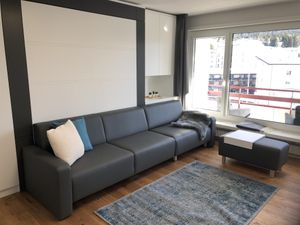 Schönes Ledersofa mit Hocker