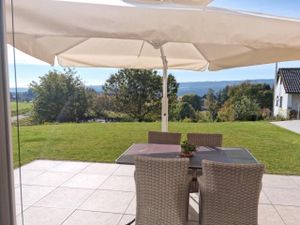 Terrasse. Große Gartenterrasse mit Sonnenschirm