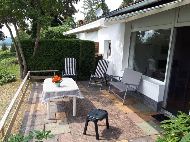 Terrasse. Südterrasse mit Blick auf das Tal und das Dorf Husen