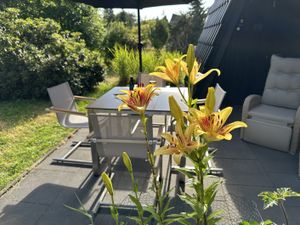 schöne, ruhige Terrasse mit Garten und Waldblick