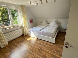 Kuscheliges Schlafzimmer mit Doppelbett