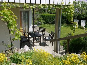 Überdachte Terrasse und Garten der Ferienwohnung