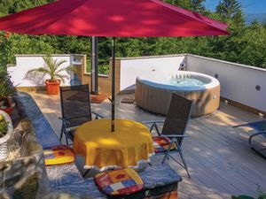 Terrasse mit Lounge und Whirlpool