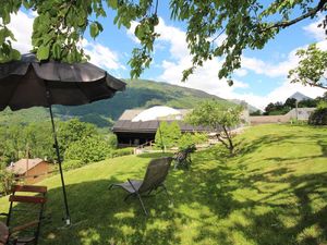 Blick über die grosse Liegewiese aufs Haus